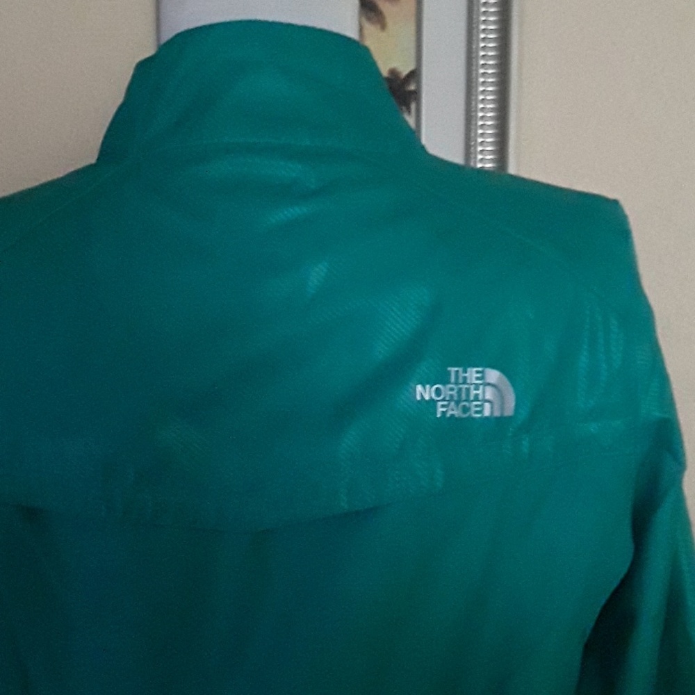 The North Face Jacket (women's) - Picture 4 of 8